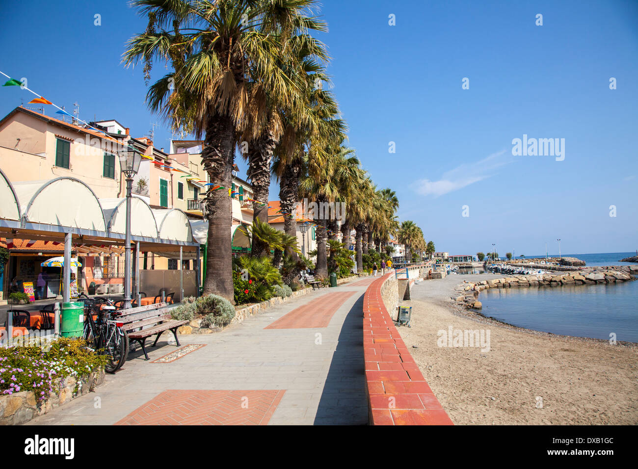 La passeggiata sul lungomare, Santo Stefano al Mare, Liguria, Italia Foto stock Alamy