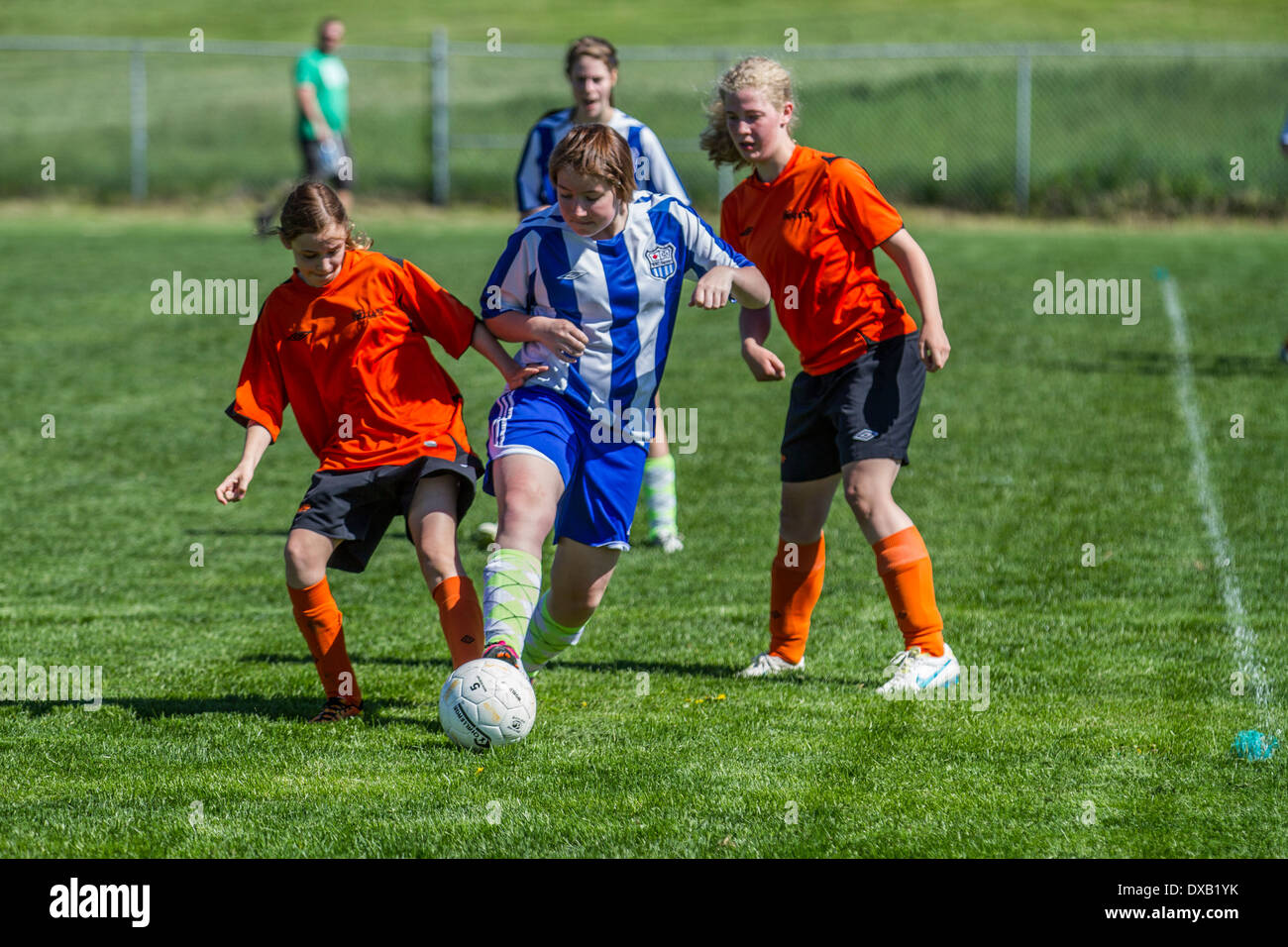 Teenage, high school le ragazze che giocano a calcio, all'aperto Foto Stock