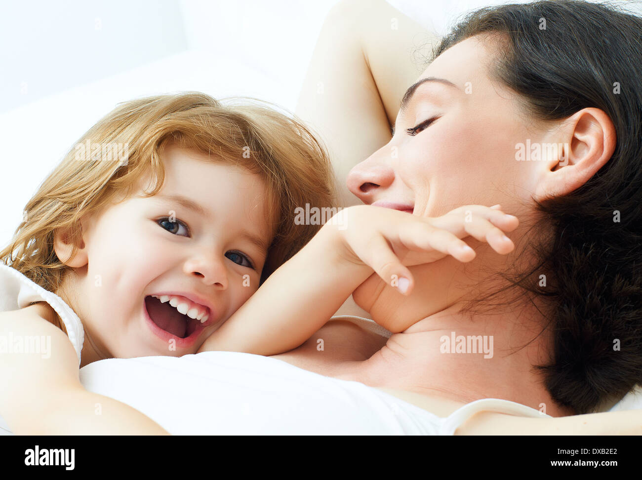 La figlia e la madre sono felici insieme Foto Stock