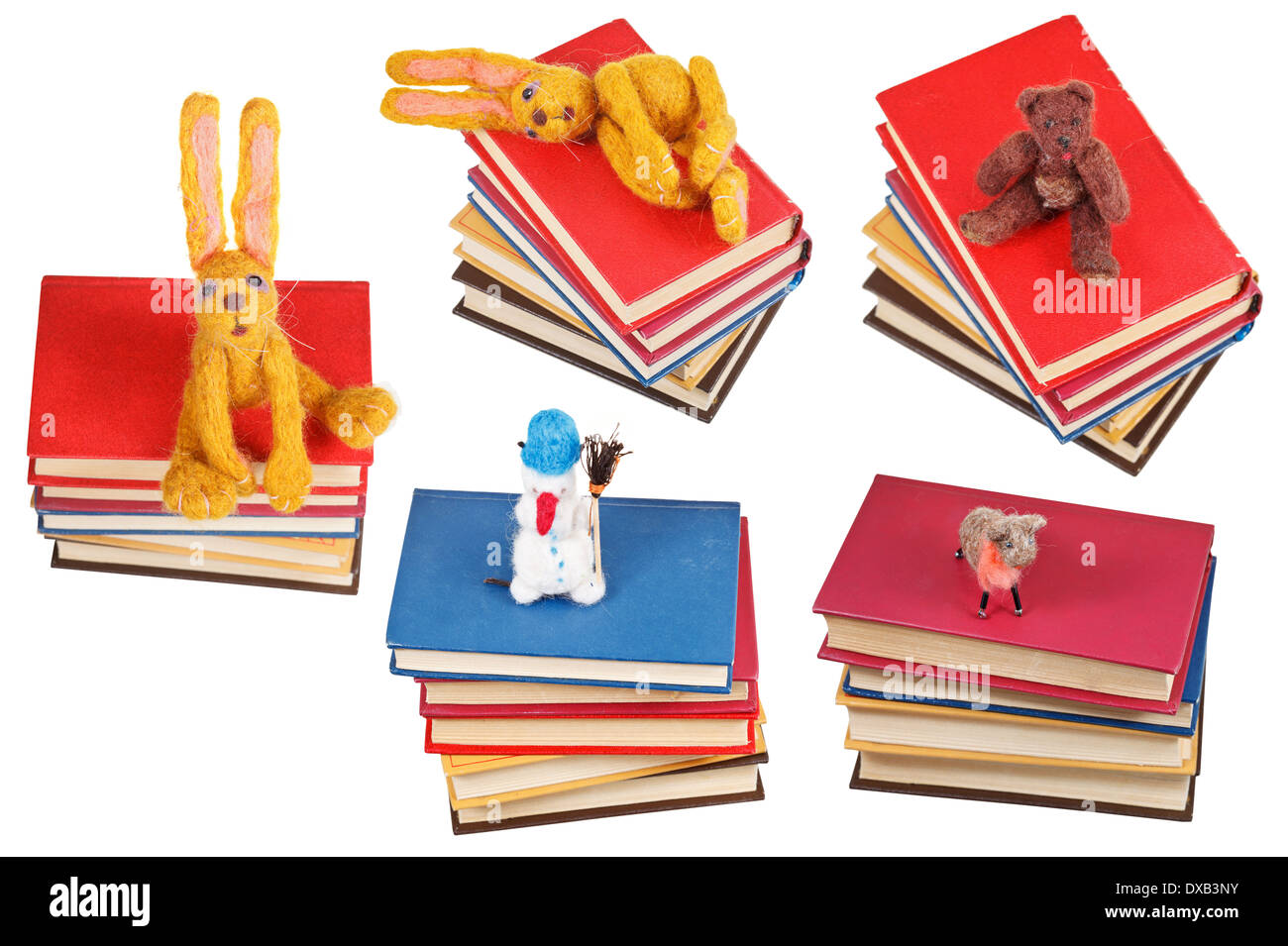 Feltro soft giocattoli su vecchi libri isolati su sfondo bianco Foto Stock