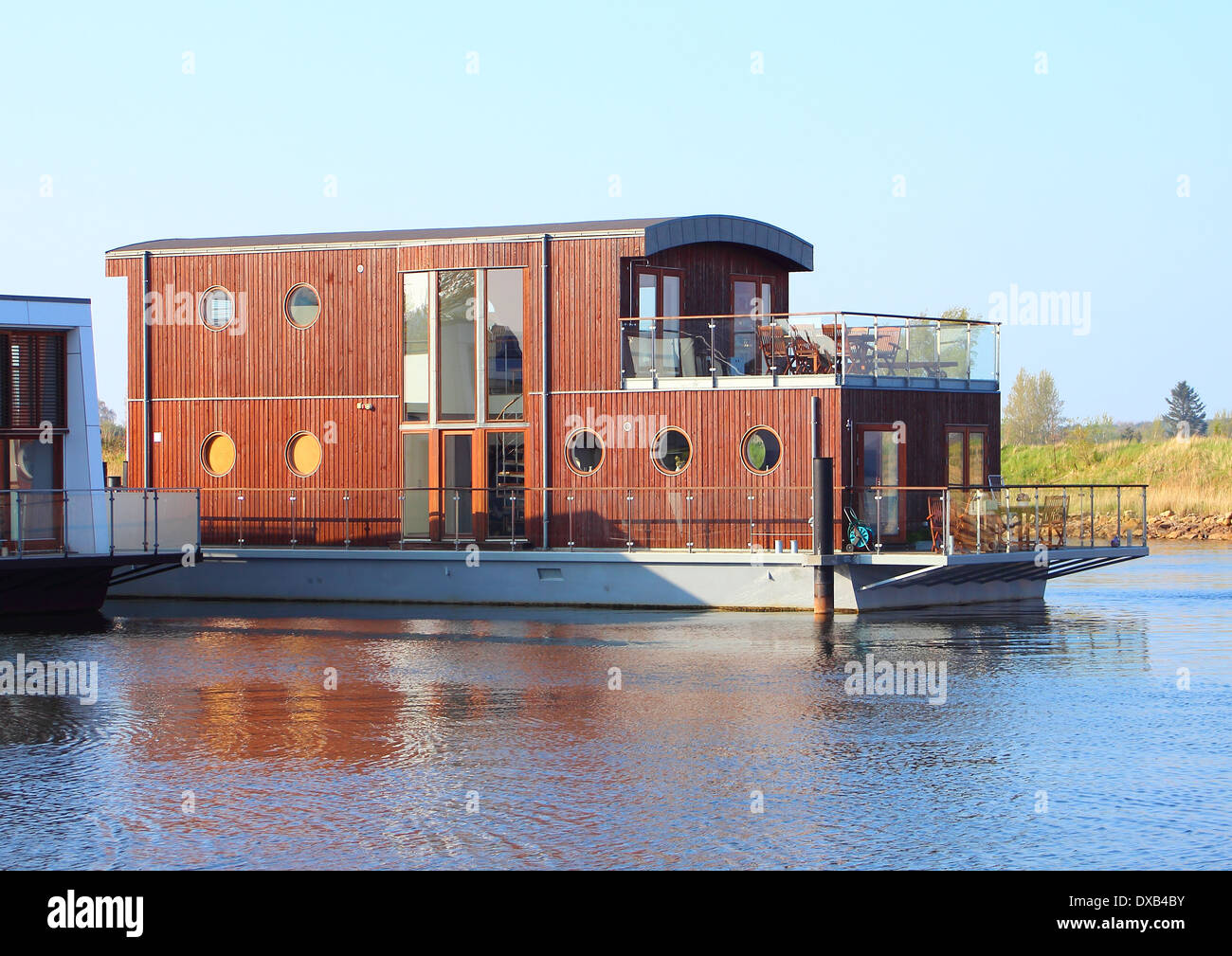 Houseboat in legno con due piani nel lago Foto Stock