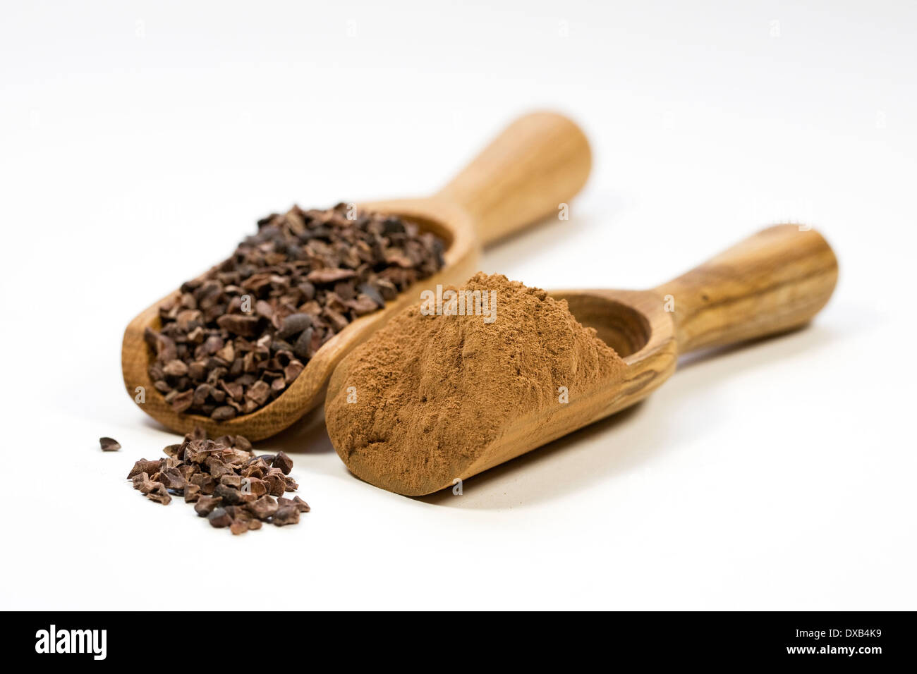 Cucchiaio di cacao grezzo naselli e un cucchiaio di materie di cacao in polvere. Foto Stock