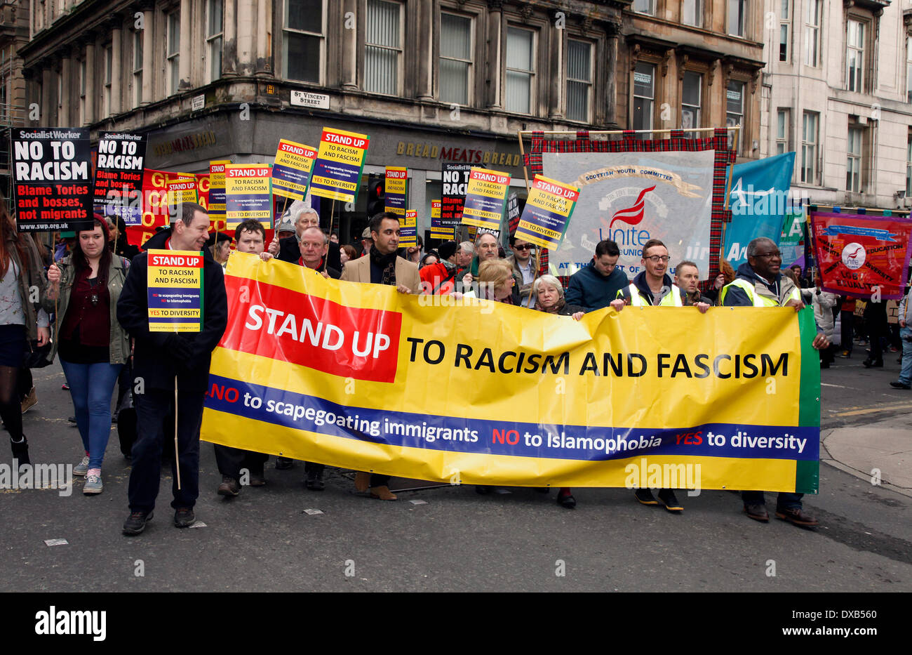 Glasgow, Scotland, Regno Unito. Il 22 marzo 2014. Lotta contro il razzismo marzo e dimostrazione svoltasi a George Square, Glasgow, Scotland, Regno Unito, con una sfilata attraverso il centro della città strade. La manifestazione è stata organizzata dal ramo scozzese di 'Uniti contro il fascismo' per celebrare le Nazioni Unite Anti-Fascism giornata con molti gruppi di interesse e AAMER ANWAR, un prominente uguaglianze avvocato prendendo parte Credito: Findlay/Alamy Live News Foto Stock