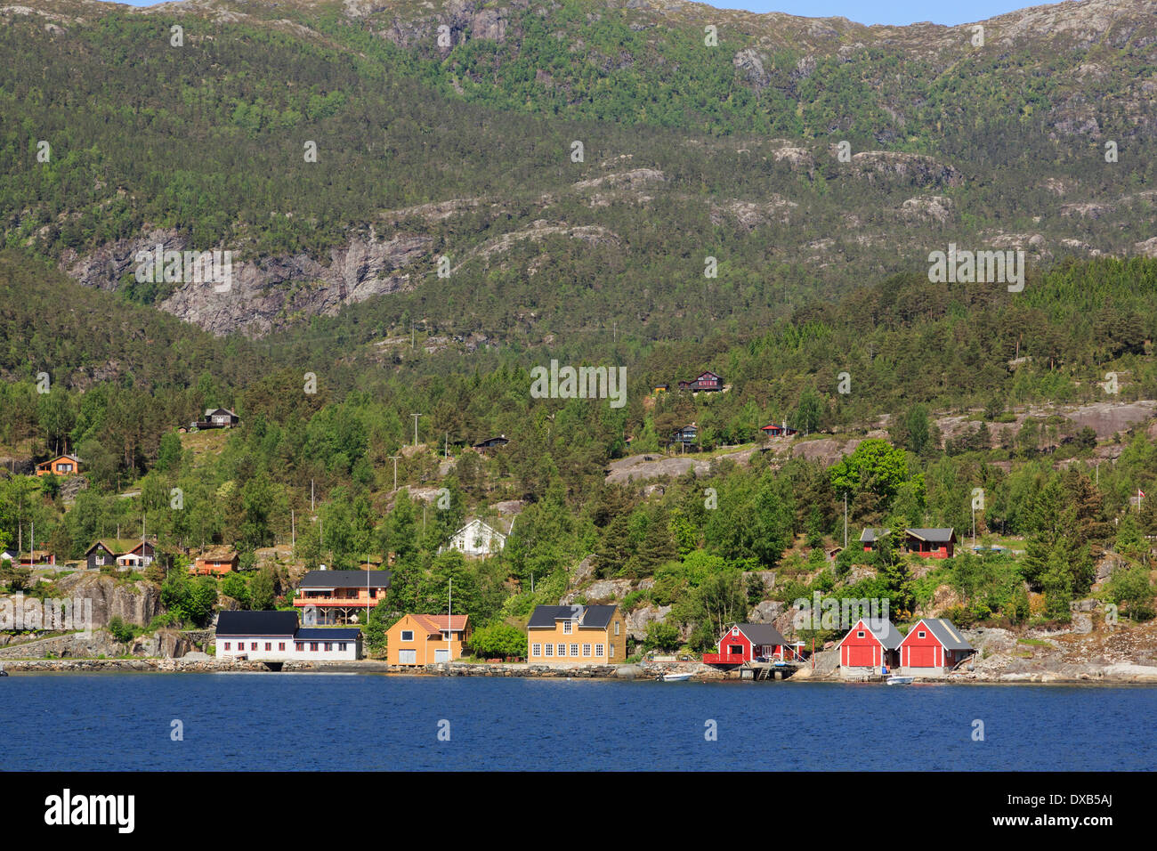 La pesca cabine e boathouses sulla costa norvegese, Osterfjorden fiordo vicino a Bergen Hordaland, Norvegia, Scandinavia, Europa Foto Stock
