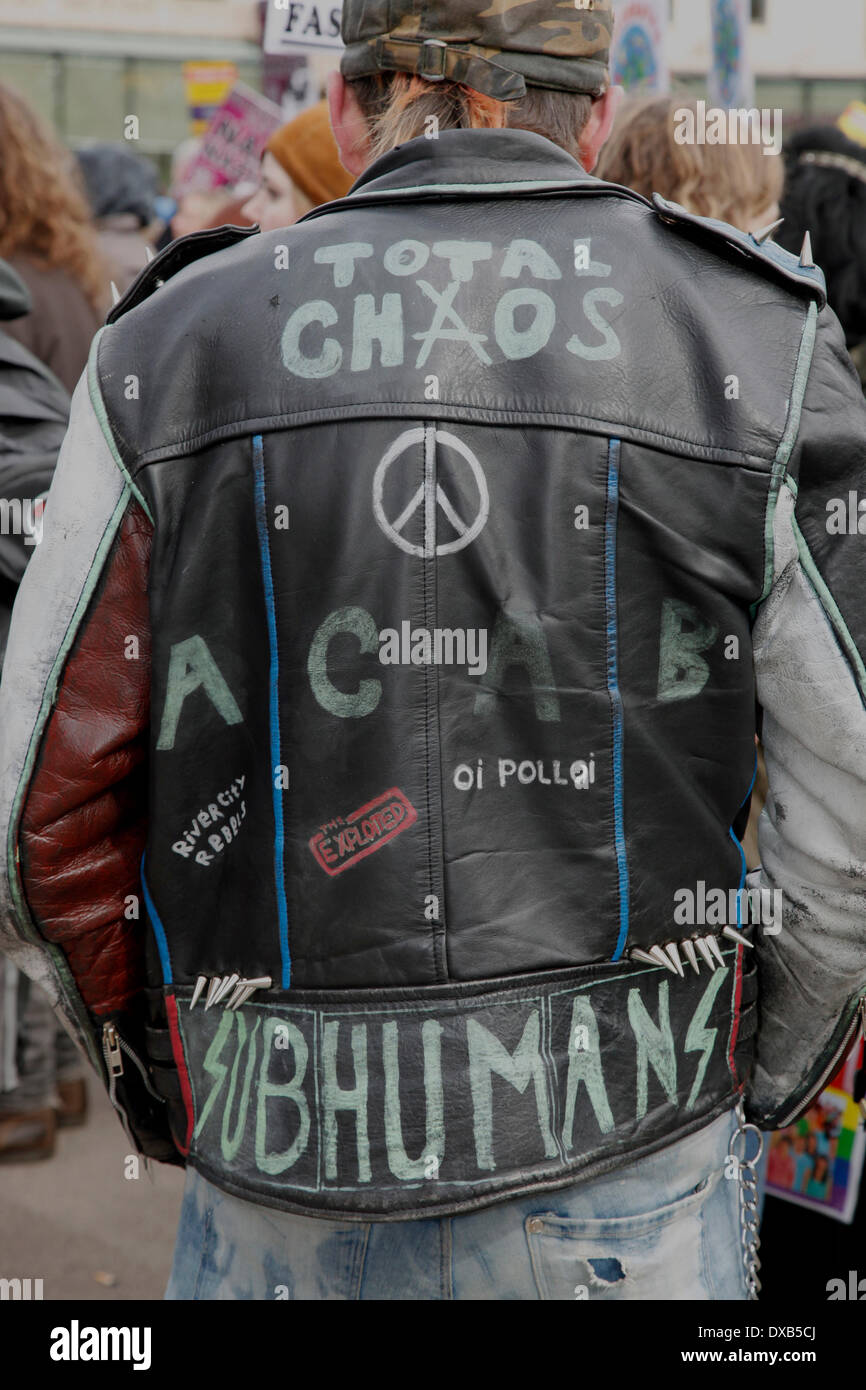 Glasgow, Scotland, Regno Unito. Il 22 marzo 2014. Lotta contro il razzismo marzo e dimostrazione svoltasi a George Square, Glasgow, Scotland, Regno Unito, con una sfilata attraverso il centro della città strade. La manifestazione è stata organizzata dal ramo scozzese di 'Uniti contro il fascismo' per celebrare le Nazioni Unite Anti-Fascism giornata con molti gruppi di interesse e AAMER ANWAR, un prominente uguaglianze avvocato prendendo parte Credito: Findlay/Alamy Live News Foto Stock