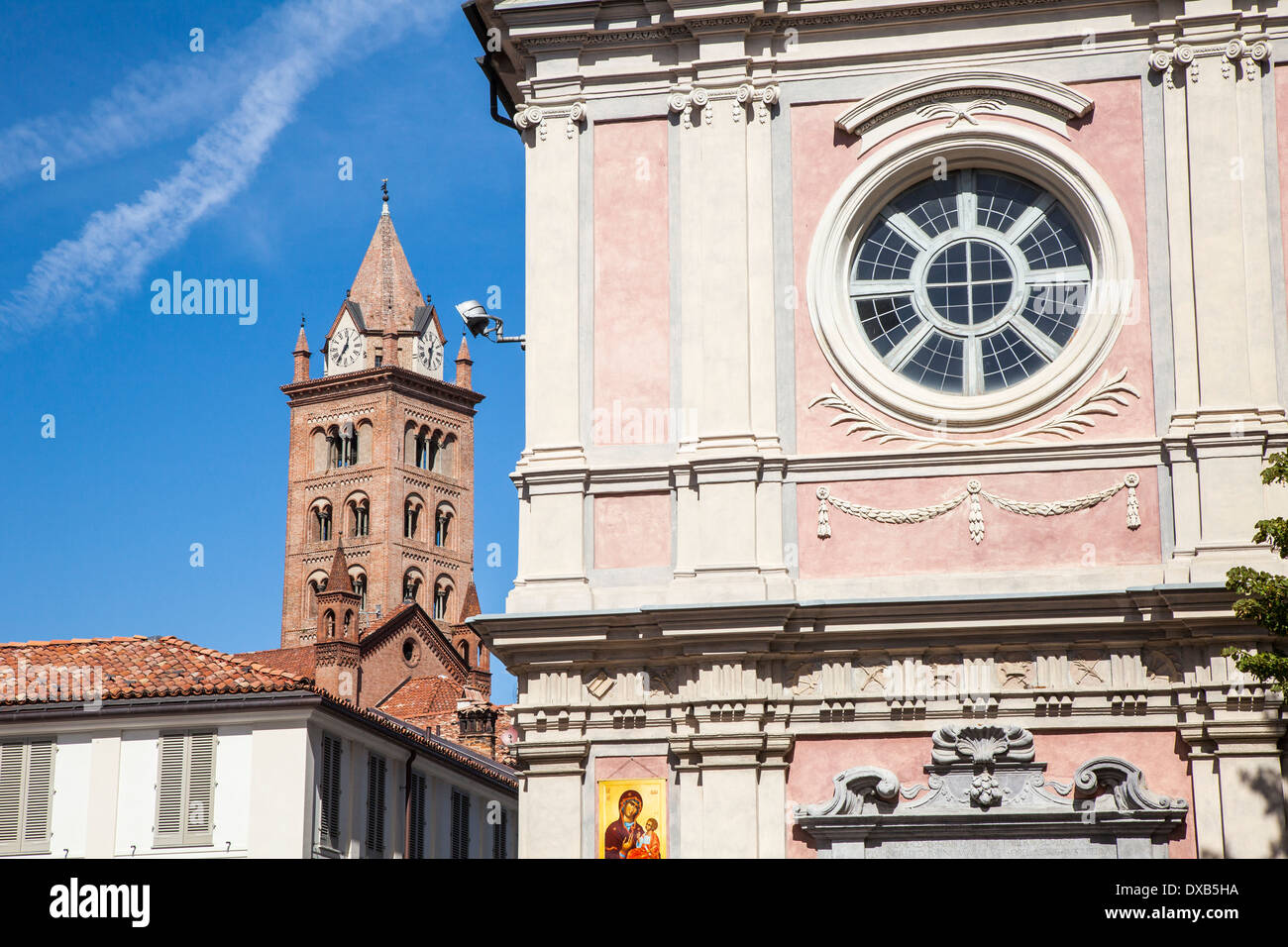 Colorato e decorativo edifici di Alba, Piemonte, Italia Foto Stock