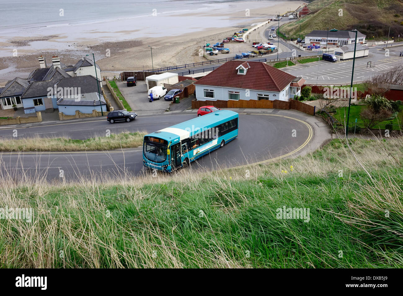 Un autobus locale negozia lentamente la ripida salita sulla strada costiera a Saltburn North Yorkshire Regno Unito Foto Stock