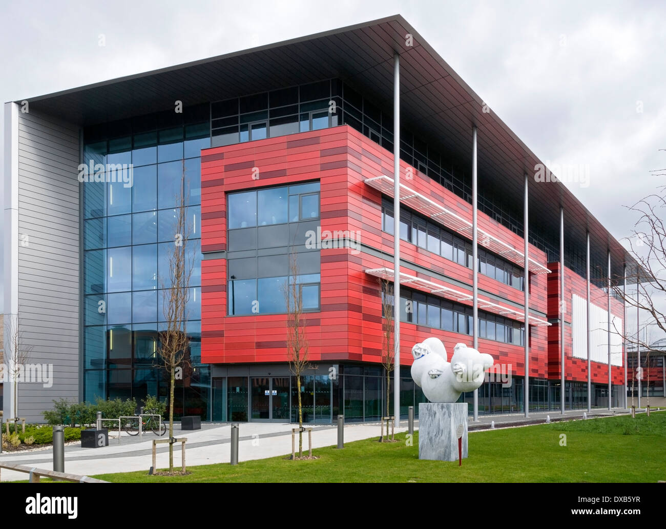 Istituto di salute mentale e costruzione 'Casa per un nodo gordiano' scultura, Giubileo Campus, Università di Nottingham, Inghilterra, Regno Unito Foto Stock