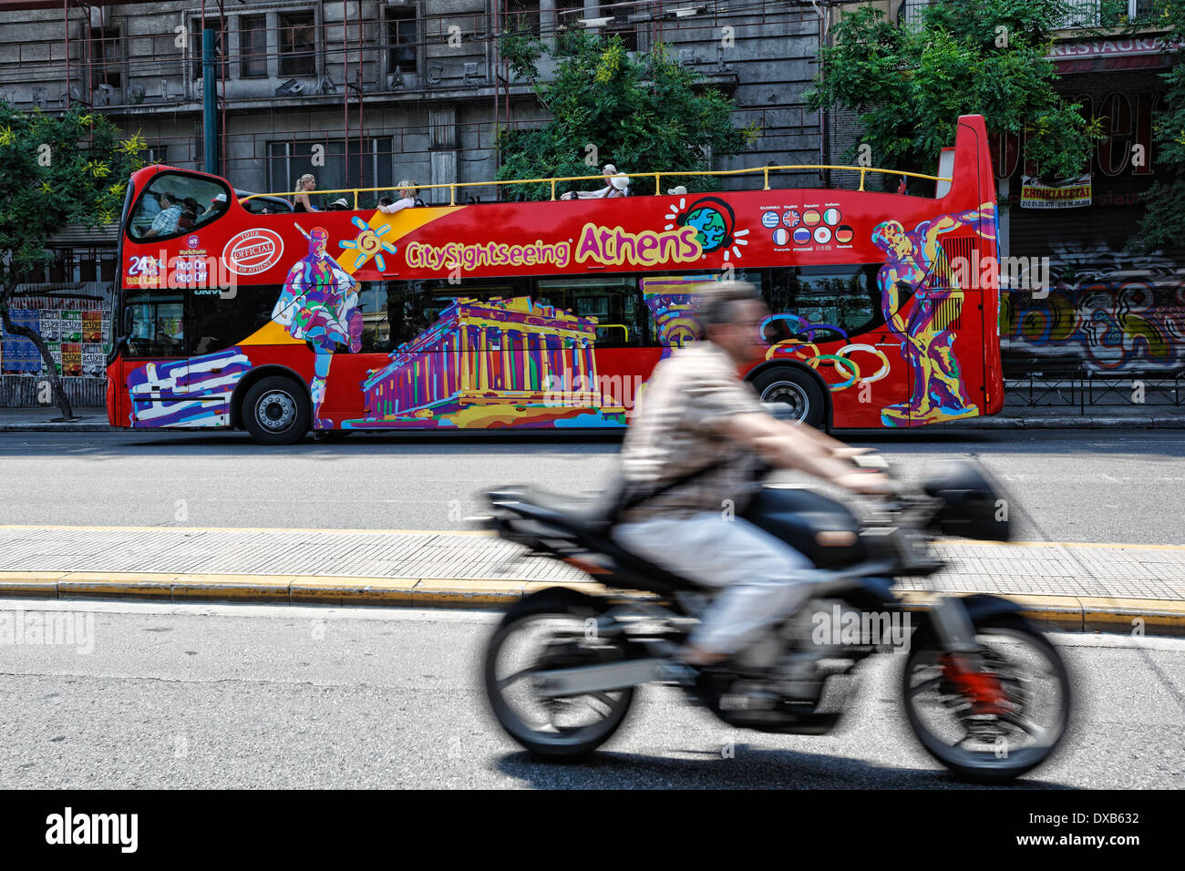 Il tour bus per la visita della città di Atene, Grecia Foto Stock