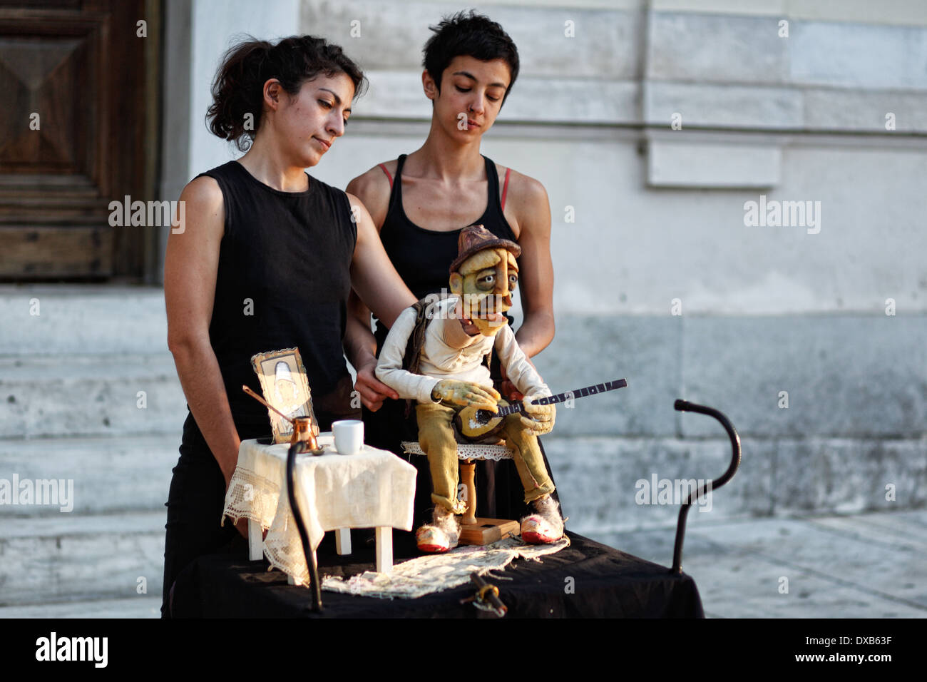 Le prestazioni delle marionette in strada di Atene, Grecia Foto Stock
