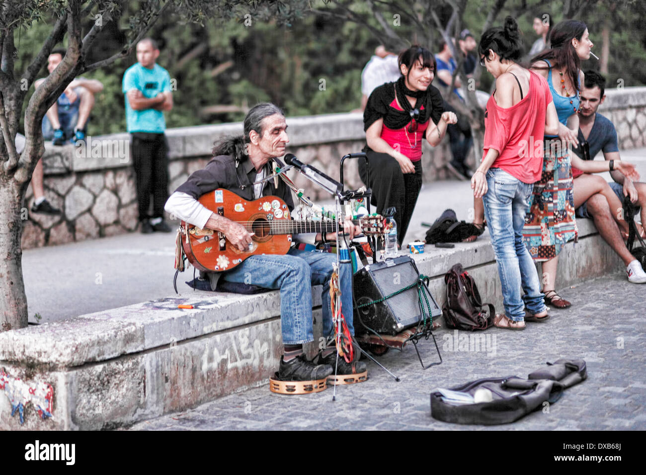 Un musicista suonando la chitarra in strada di Atene, Grecia Foto Stock