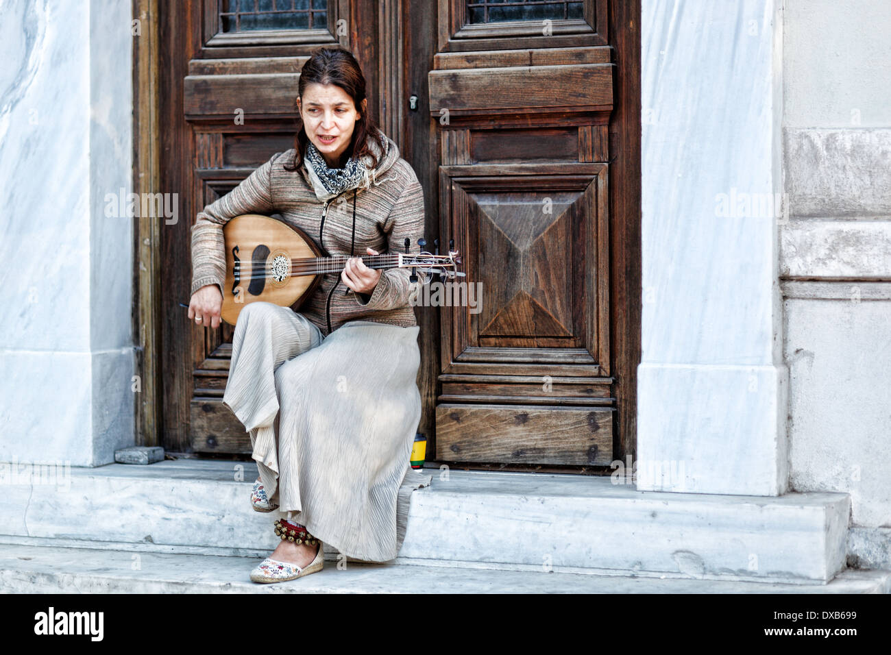 Un musicista che gioca in strada di Atene, Grecia Foto Stock