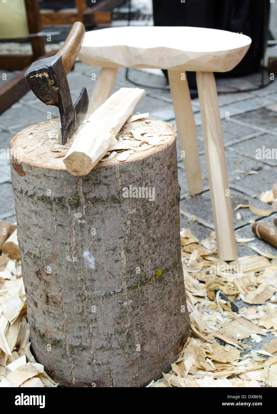 Una immagine di una falegnami il banco da lavoro, coperto di trucioli di legno, strumenti e un'ascia waitng per il suo master Foto Stock