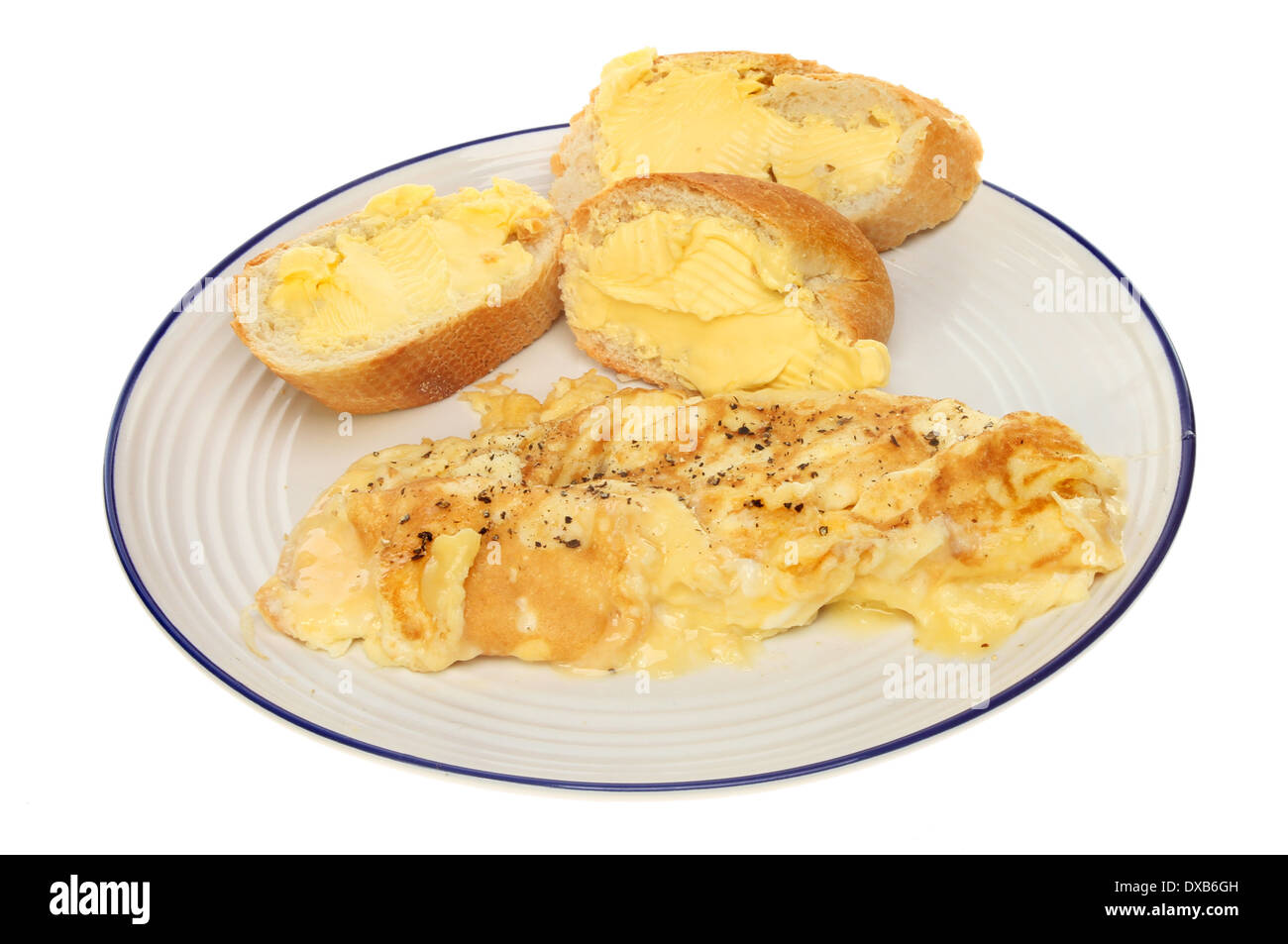 Frittata al formaggio con crostini di pane e burro su una piastra isolata contro bianco Foto Stock