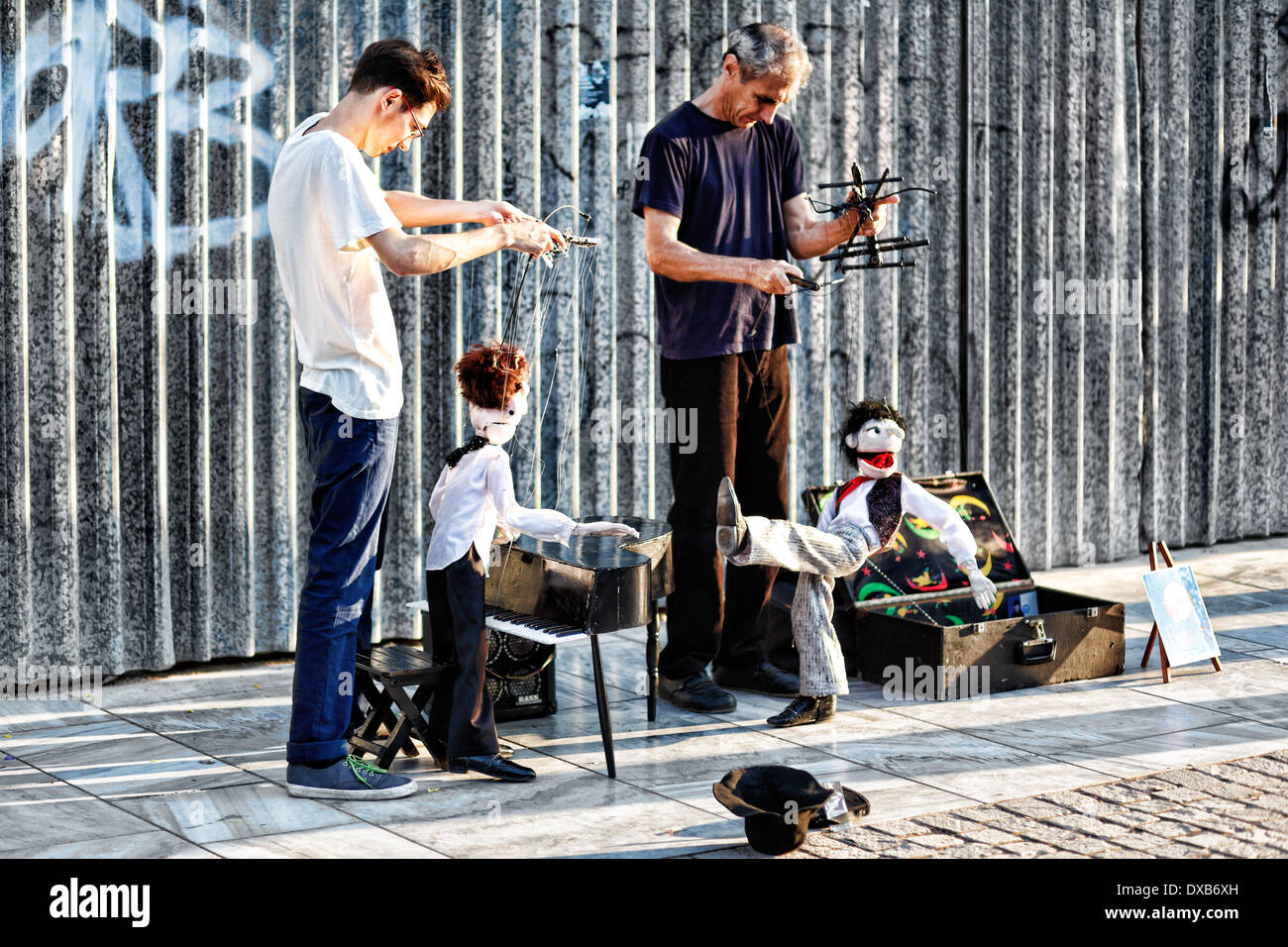 Le prestazioni delle marionette in strada di Atene, Grecia Foto Stock