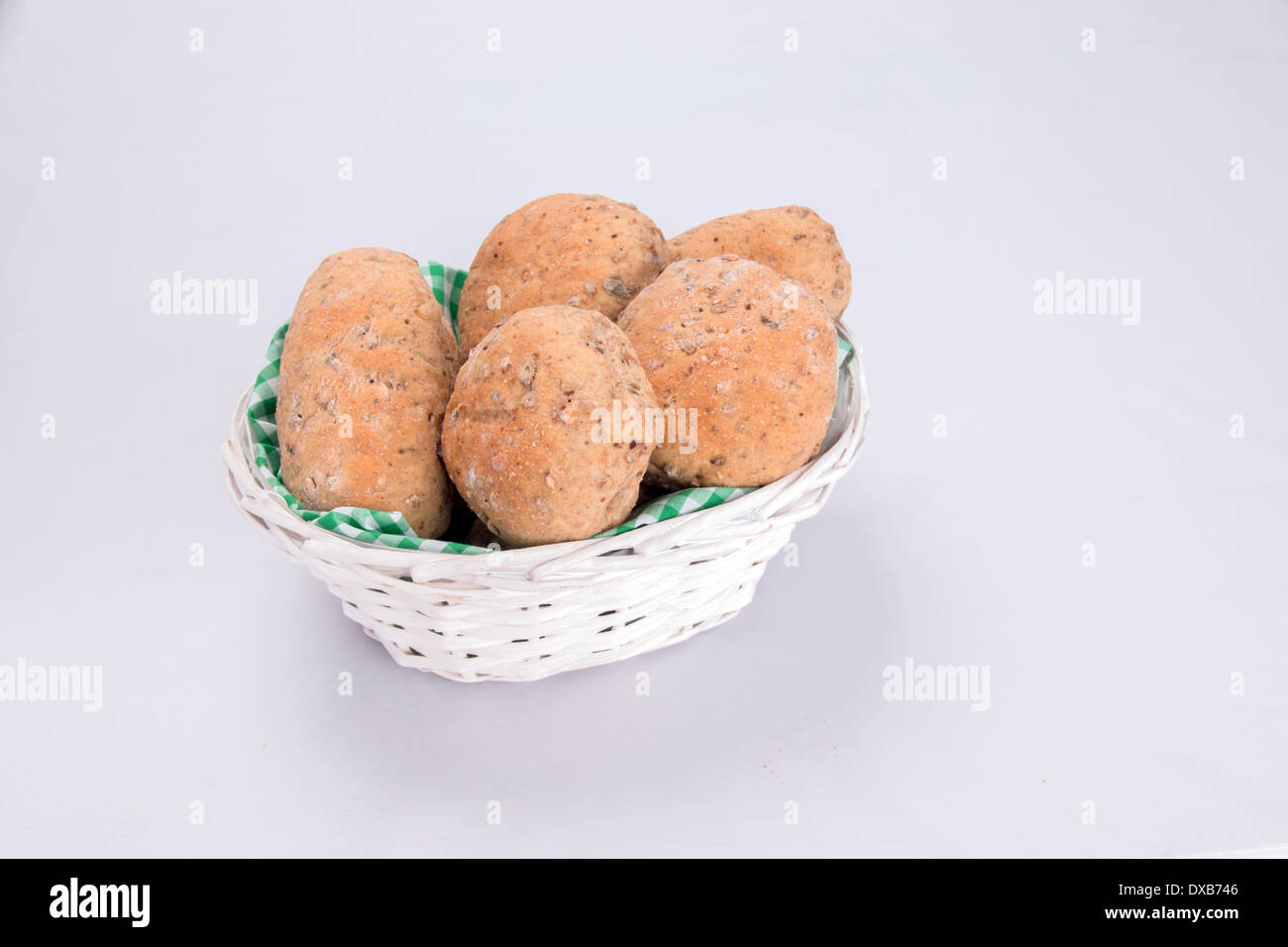 Granaio/seminate integrale ciambelle di pane/torte/baps in un cestino foderato con una verde e bianco a scacchi igienico (12 di 15) Foto Stock