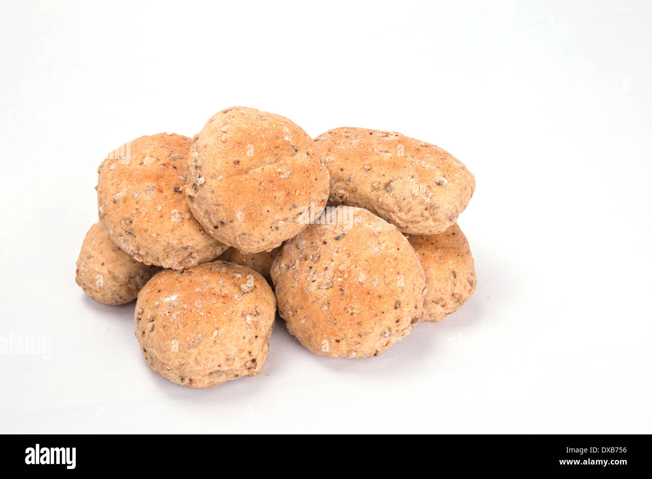 Diversi granaio marrone/seminate integrale ciambelle di pane/torte/baps accatastate isolato su bianco "tagliare" co(14 di 15) Foto Stock