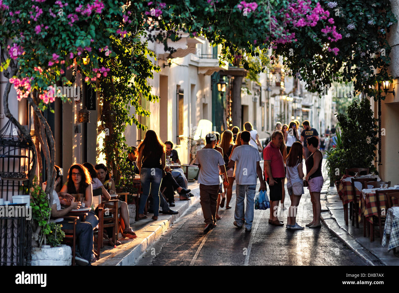 Le strade affollate di Plaka a Atene, Grecia Foto Stock