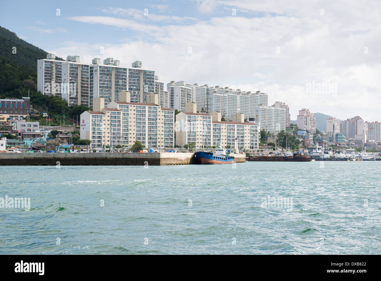Parte del porto di Yeosu in Corea del sud come visto dal mare Foto Stock