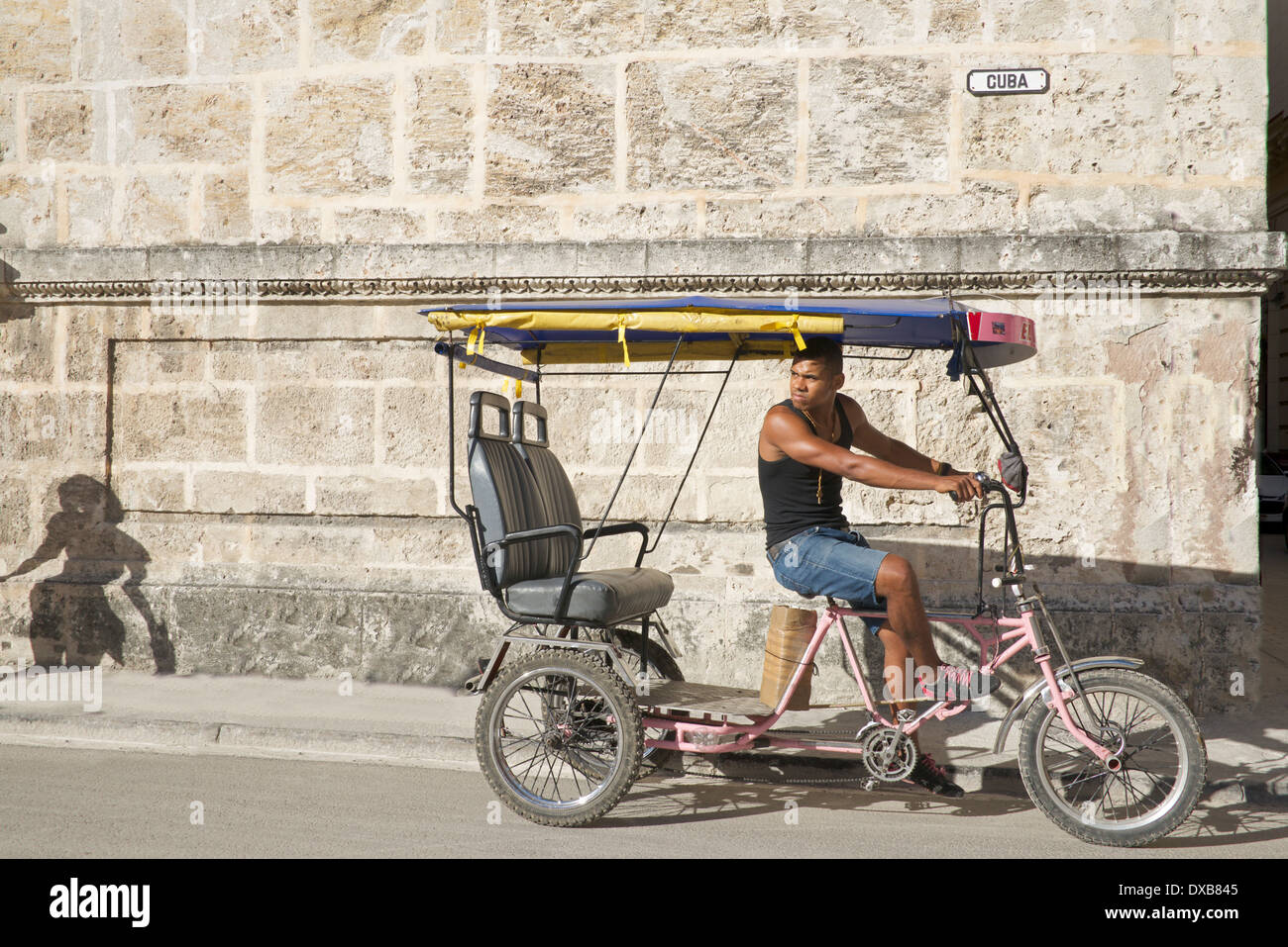 Noleggio taxi in attesa sotto CUBA signpost Vecchia Havana Cuba Foto Stock