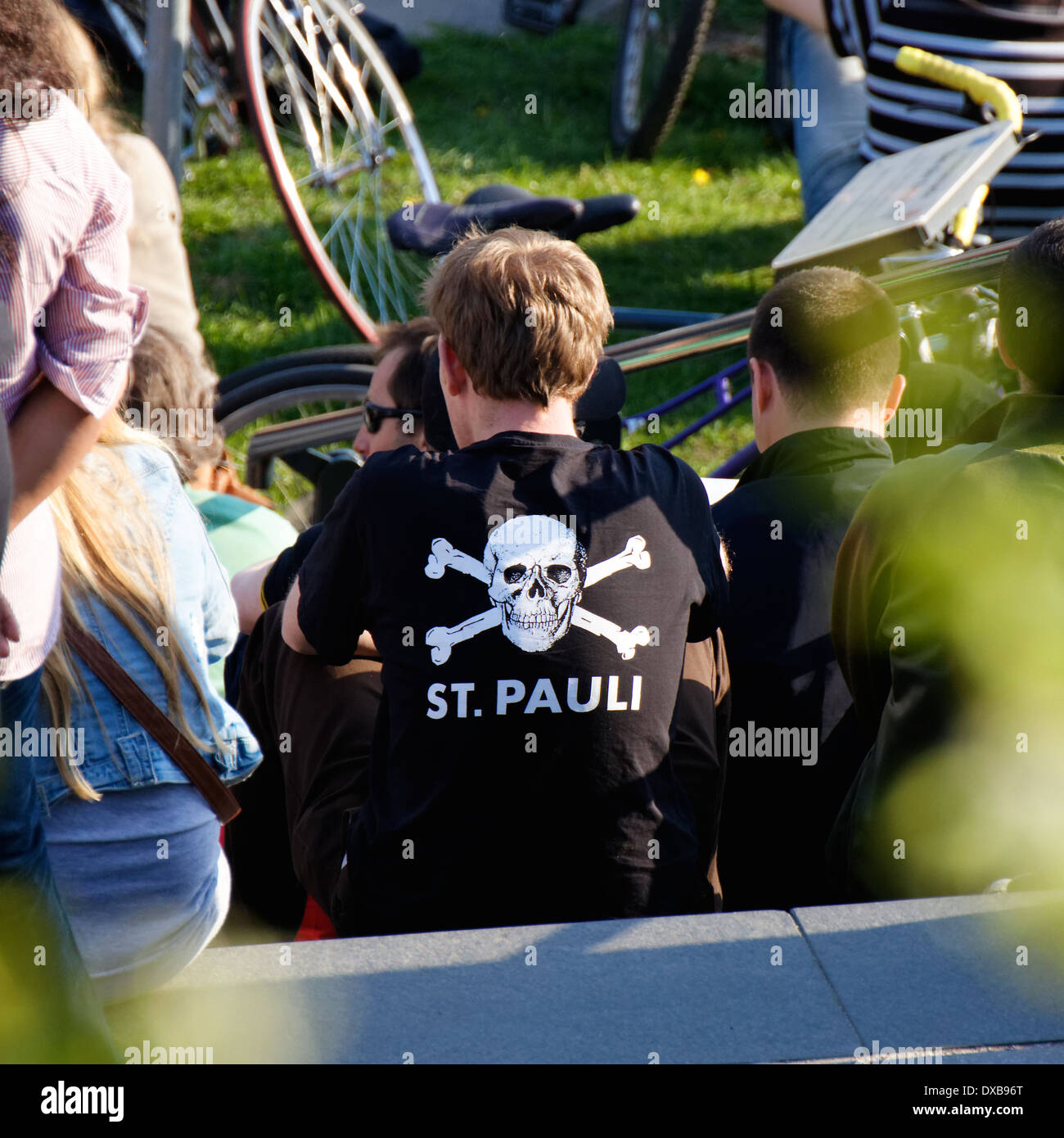 Uomo che indossa famoso Teschio e Ossa pirati-style logo non ufficiale della squadra di calcio FC St Pauli ad Amburgo, in Germania, nel maggio 2012. Foto Stock