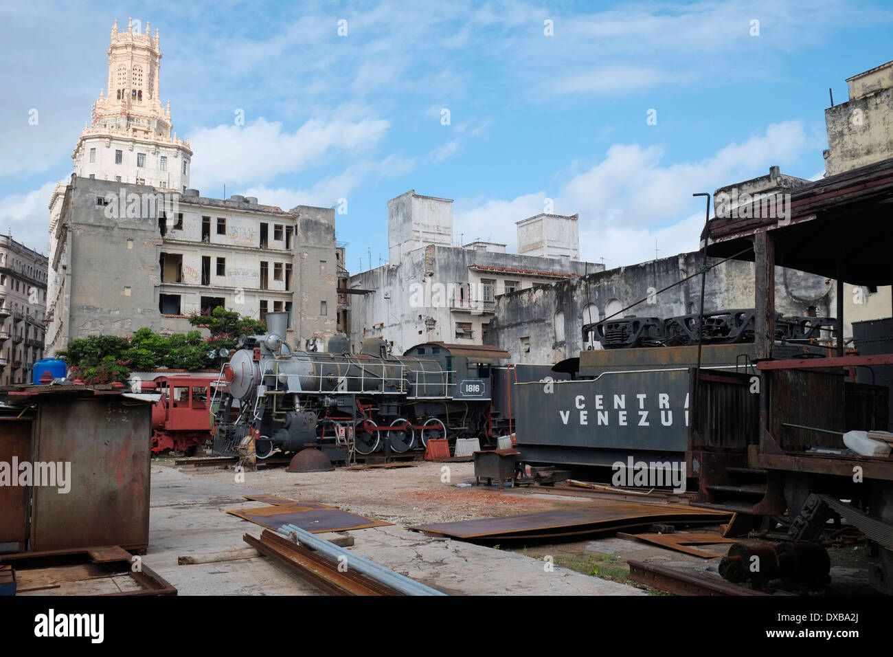 Una locomotiva a vapore del progetto di restauro per la parte posteriore del Capitolio edificio nel centro di Avana, Cuba. Foto Stock