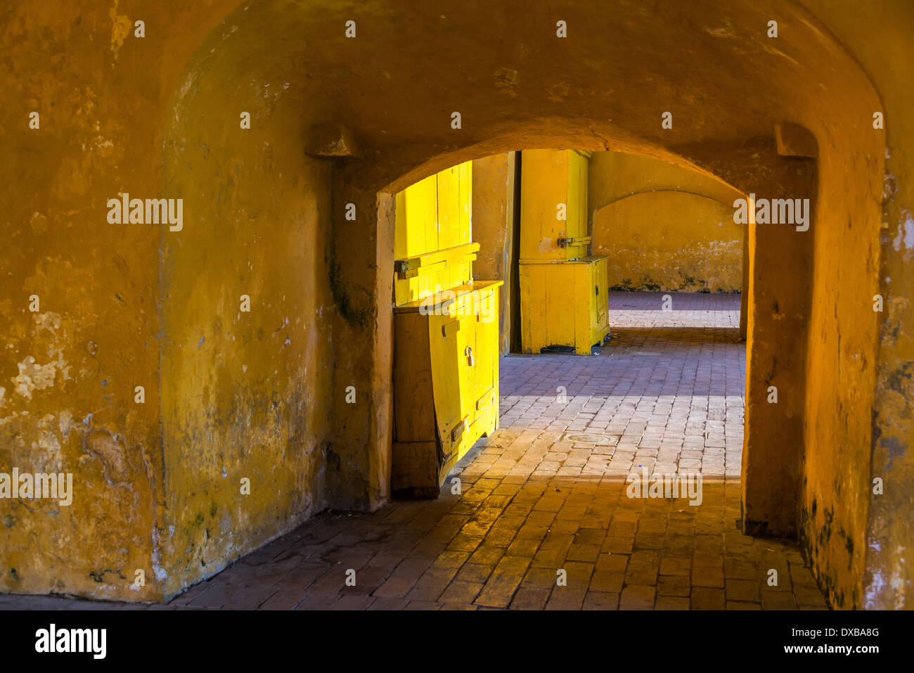 Interno della torre dell orologio gate, l'entrata principale all'antica città murata di Cartagena, Colombia Foto Stock