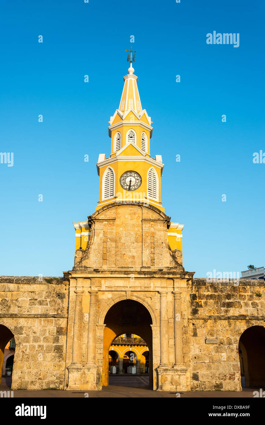 Vista verticale della torre dell orologio gate a sunrise nel centro storico di Cartagena, Colombia Foto Stock