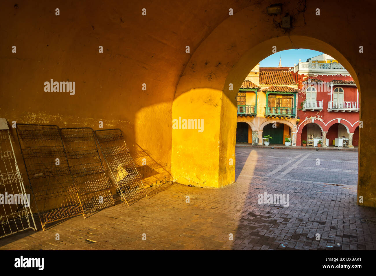Ingresso alla città vecchia di Cartagena, Colombia con una vista del centro storico di architettura coloniale. Foto Stock