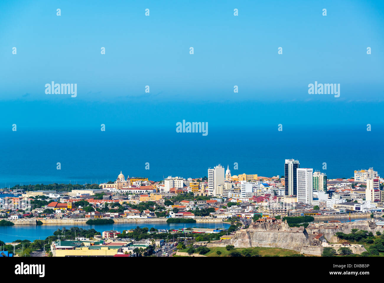 Vista del centro storico di Cartagena, Colombia con la città vecchia e San Felipe de Barajas fort visibile Foto Stock