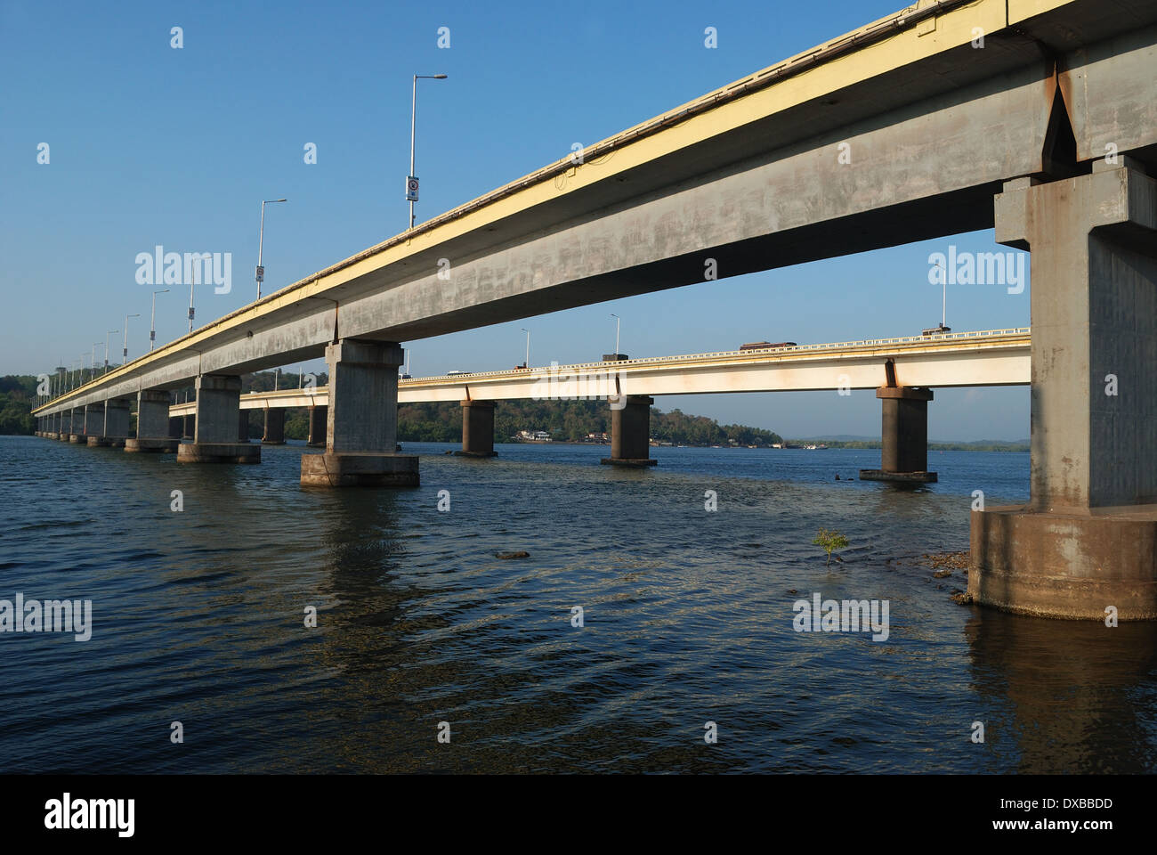 La ferrovia e la strada ponte sul fiume Mandovi,panaji,Goa, India. Foto Stock