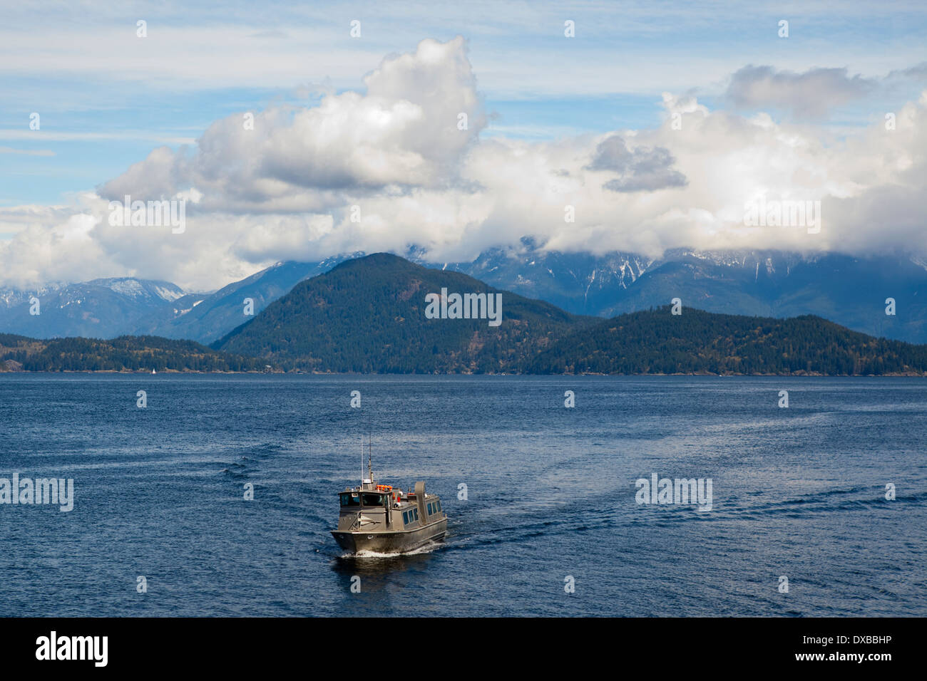 Barca nel Pacifico nord-occidentale al largo della costa di Vancouver Isola Foto Stock