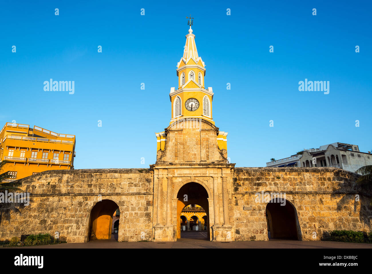 La storica torre dell orologio gate è l'ingresso principale nella città vecchia di Cartagena, Colombia Foto Stock