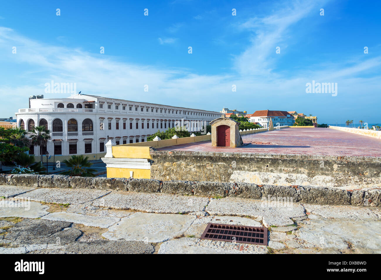 Vista dello storico centro coloniale di Cartagena, Colombia come visto dalla parte superiore della cinta difensiva Foto Stock