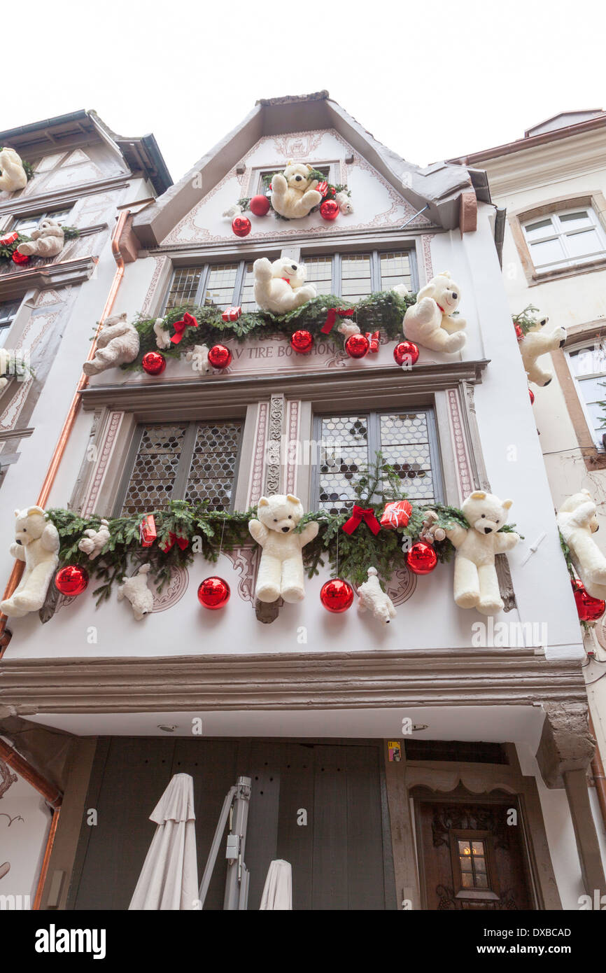 Orsacchiotto come decorazioni di Natale sulla parte esterna del pneumatico Au Bouchon, Strasburgo, Francia Foto Stock