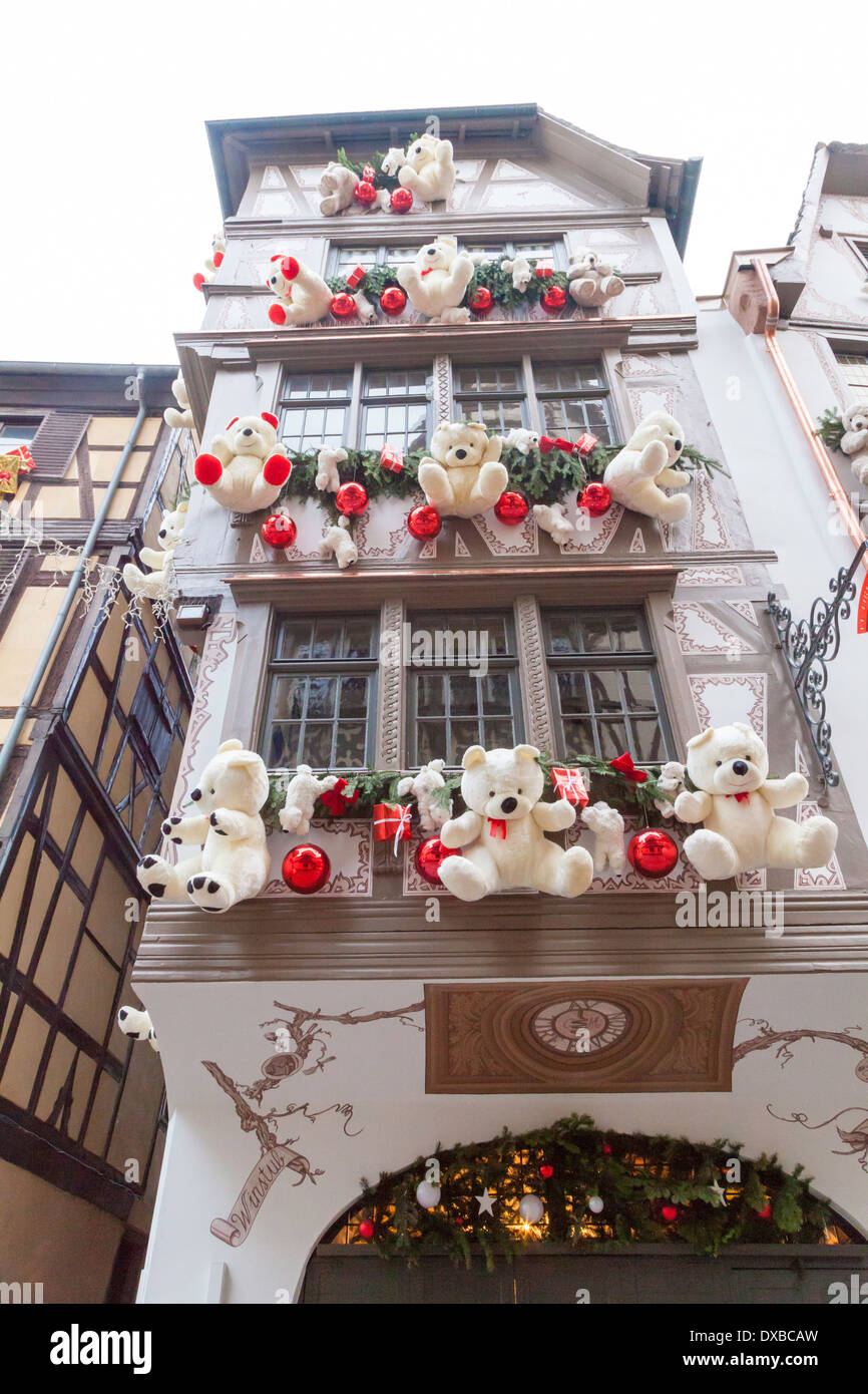 Orsacchiotto come decorazioni di Natale sulla parte esterna del pneumatico Au Bouchon, Strasburgo, Francia Foto Stock