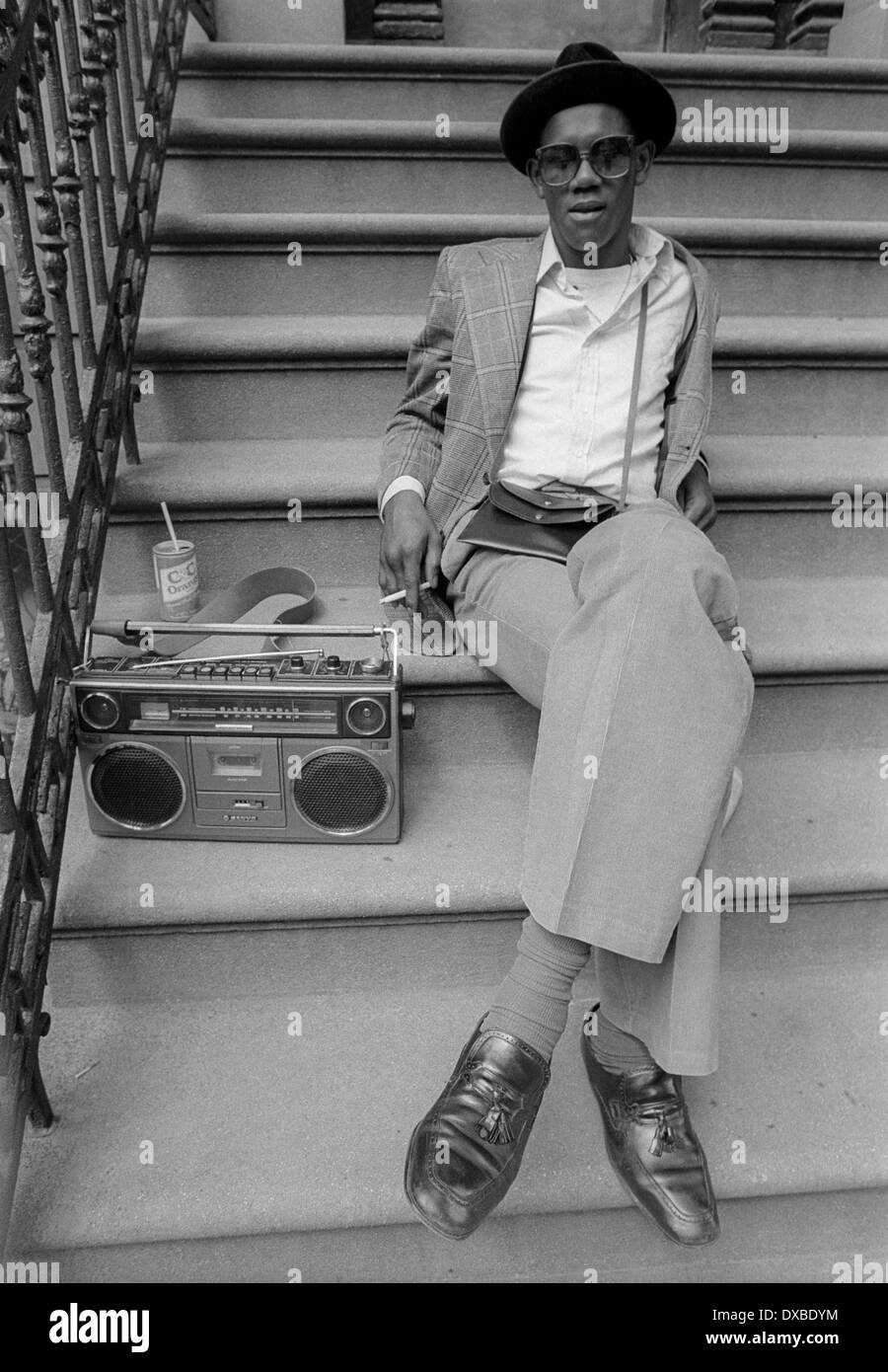 New York, NY Giugno 1979 - Uomo con una sigaretta e un Boombox sul luogo di Waverly nel Greenwich Village. Foto Stock
