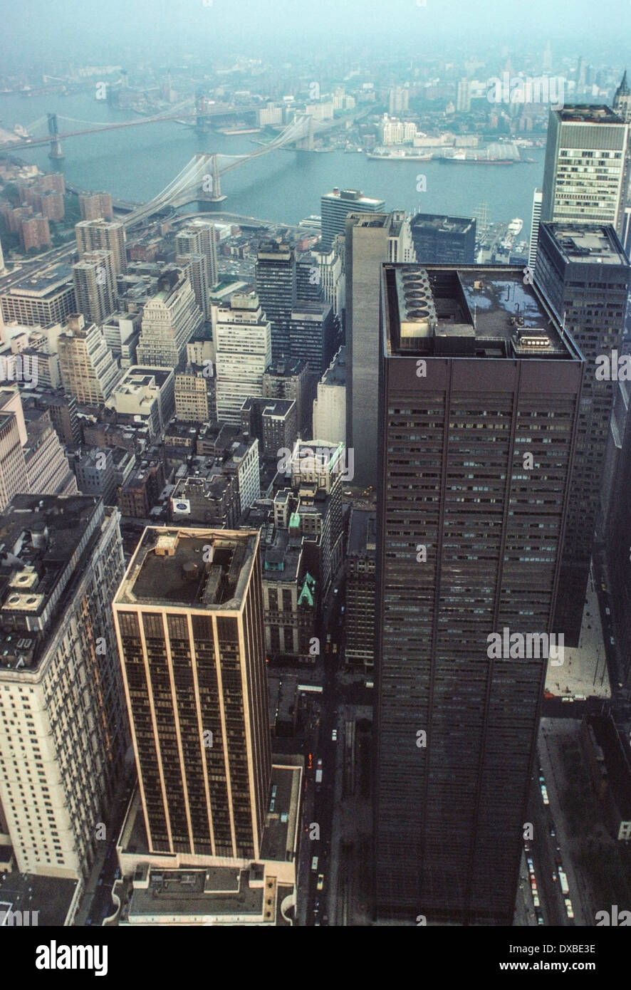 New York, NY 1979 - vista, guardando ad est verso la East River e di Brooklyn, dal 85o piano di due World Trade Center Foto Stock