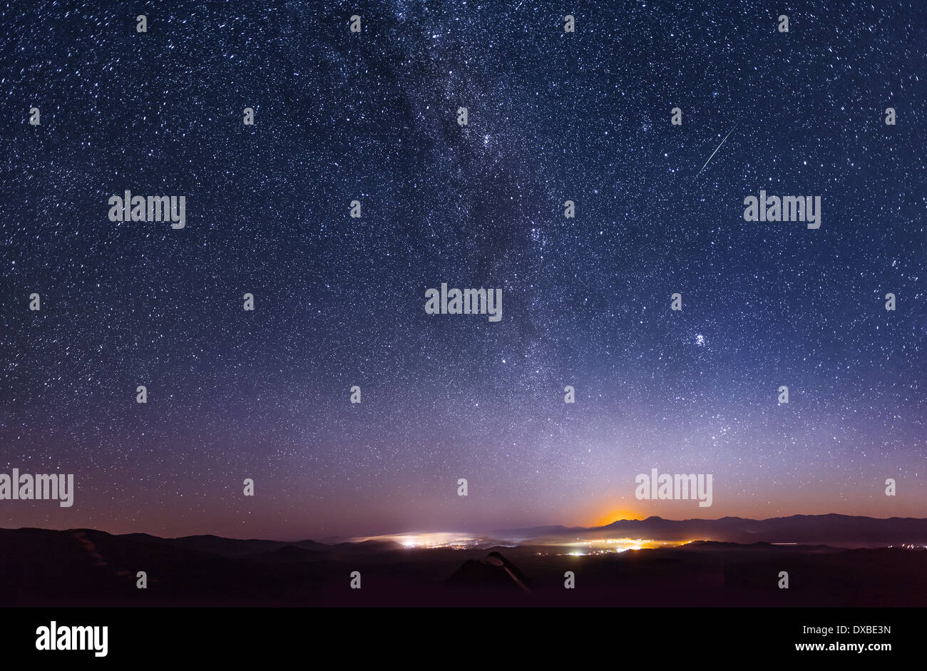 Lunar alba oltre la cresta Chandalaz in Russia Foto Stock