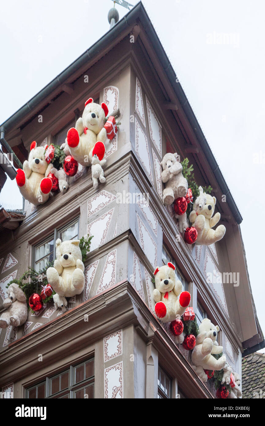 Orsacchiotto come decorazioni di Natale sulla parte esterna del pneumatico Au Bouchon, Strasburgo, Francia Foto Stock