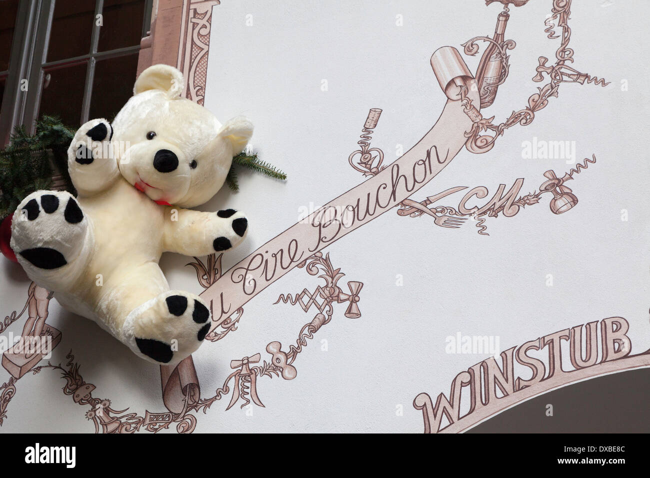 Orsacchiotto di peluche come decorazioni di Natale sulla parte esterna del pneumatico Au Bouchon, Strasburgo, Francia Foto Stock