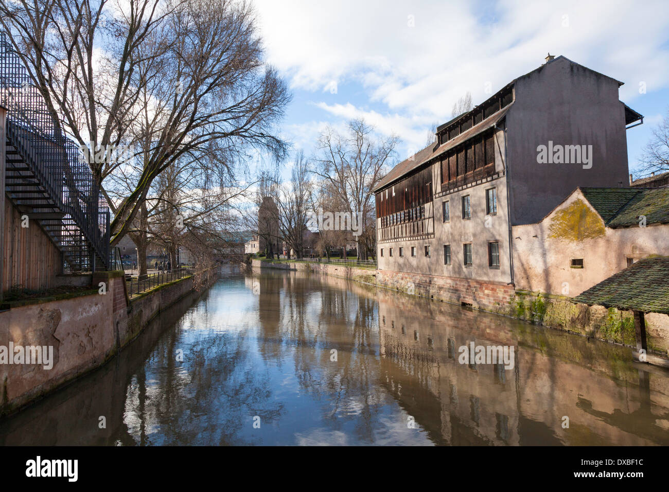 Una soleggiata domenica mattina lungo i canali nella Petite France di Strasburgo, Francia Foto Stock