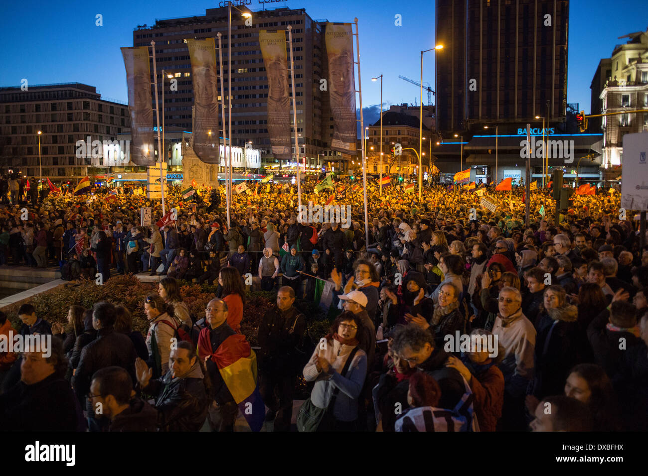 Madrid, Spagna. 22 Mar, 2014. Polizia spagnola e manifestanti si scontrano alla fine durante un anti-austerità manifestazione denominata ''Marco di dignità" contro la terribile condizione dell economia che ha attirato decine di migliaia di persone al centro di Madrid il sabato 22 marzo, 2014. La polizia ha detto in una dichiarazione più di un centinaio di persone sono state ferite 55 ufficiali alcuni di loro con gravi ferite e 29 persone sono state arrestate. Credito: Michael Bunel/NurPhoto/ZUMAPRESS.com/Alamy Live News Foto Stock