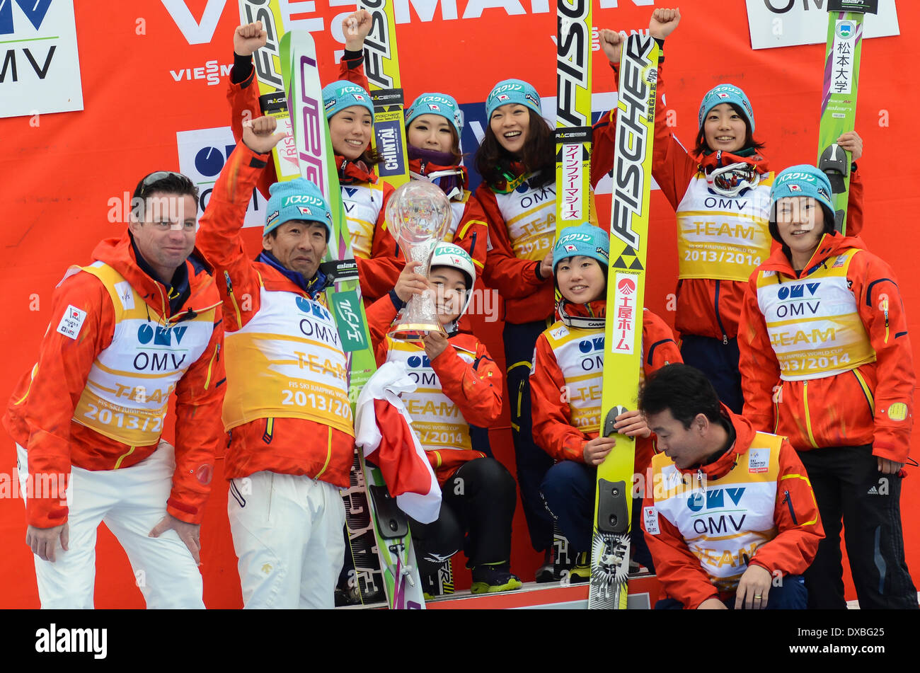 PLANICA, Slovenia - 22 Marzo: Team giapponese con globo di cristallo per il primo posto assoluto come un team. (Foto di Rok Rakun / Pacific Stampa) Foto Stock