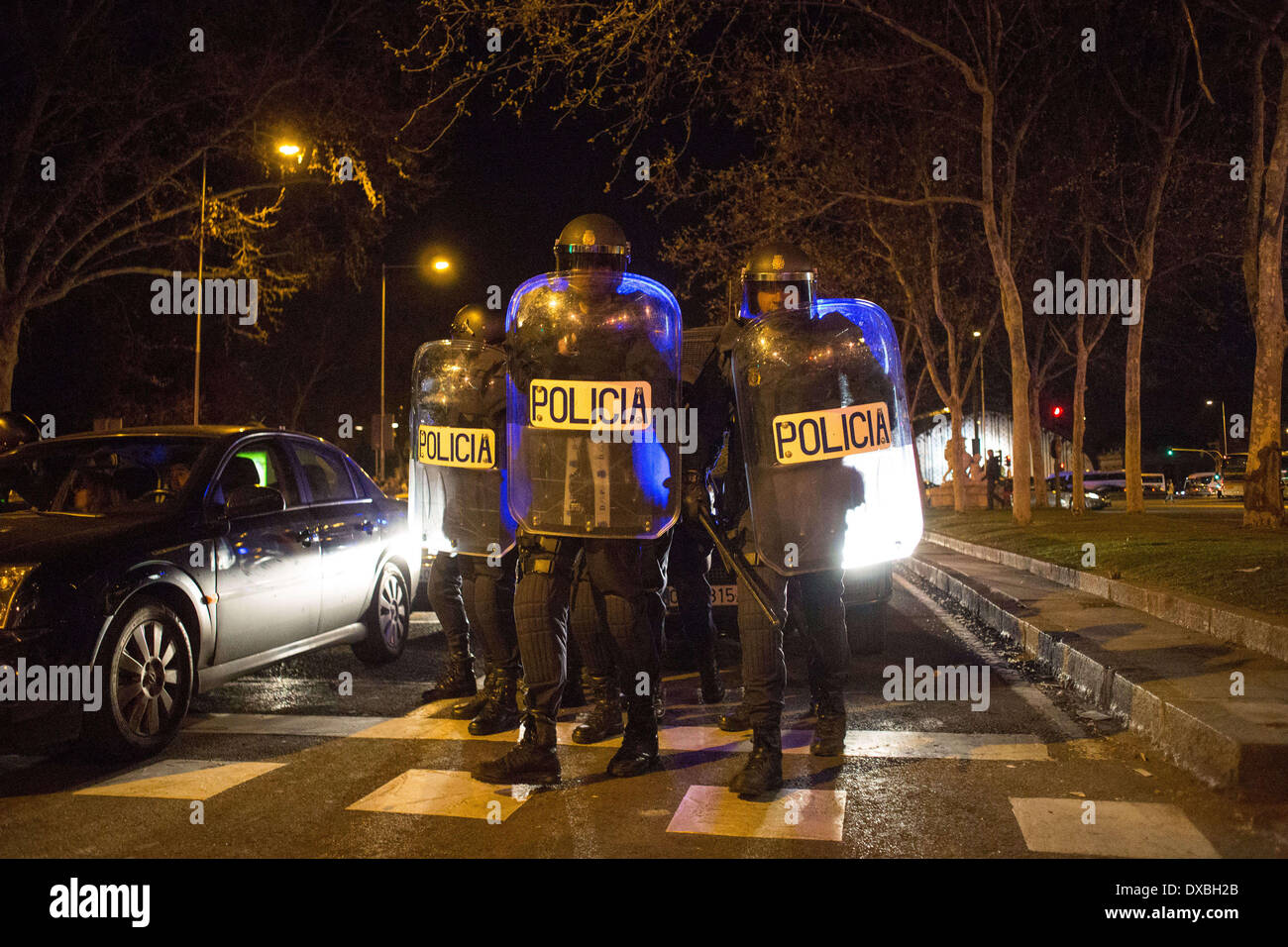 Madrid, Spagna. 22 Mar, 2014. Polizia spagnola e manifestanti si scontrano alla fine durante un anti-austerità manifestazione denominata ''Marco di dignità" contro la terribile condizione dell economia che ha attirato decine di migliaia di persone al centro di Madrid il sabato 22 marzo, 2014. La polizia ha detto in una dichiarazione più di un centinaio di persone sono state ferite 55 ufficiali alcuni di loro con gravi ferite e 29 persone sono state arrestate. Credito: Michael Bunel/NurPhoto/ZUMAPRESS.com/Alamy Live News Foto Stock