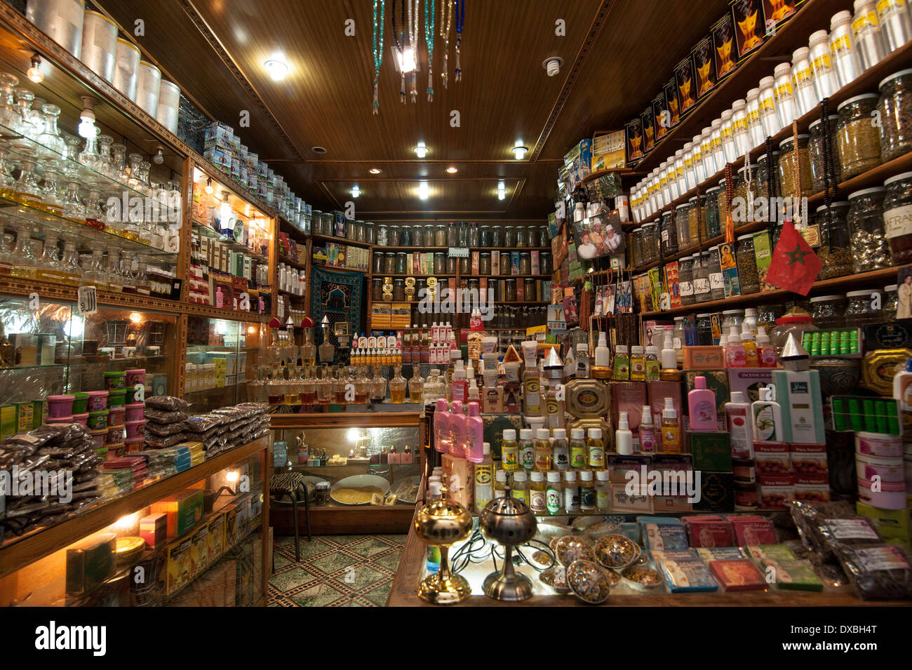 Profumi shop nella vecchia città di Fez, Marocco Foto Stock