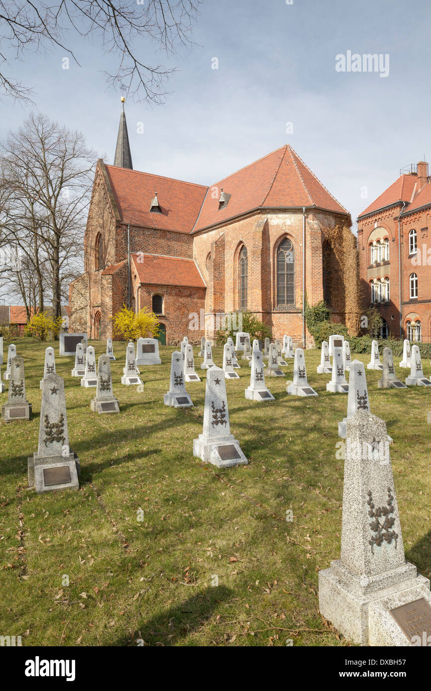 Liebfrauenkirche e il cimitero di Russo, Jueterbog, Brandeburgo, Germania Foto Stock