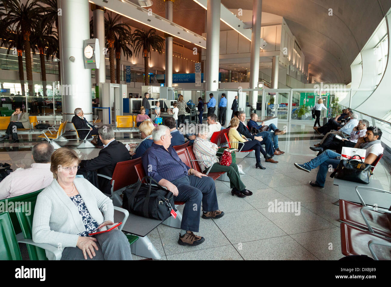 I passeggeri del trasporto aereo in attesa del loro volo al gate, Dubai International Airport Terminal, Emirati Arabi Uniti, Emirati Arabi Uniti Medio Oriente Foto Stock