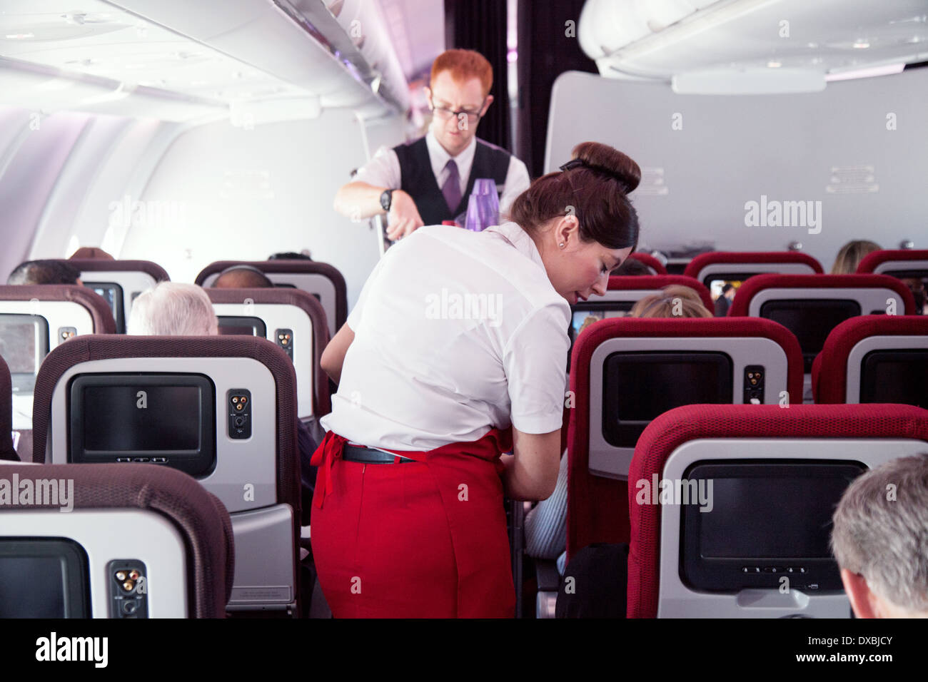 Virgin Atlantic cabin crew hostess aria al lavoro nel piano cabina di un aereo su un Dubai a Londra il volo Foto Stock