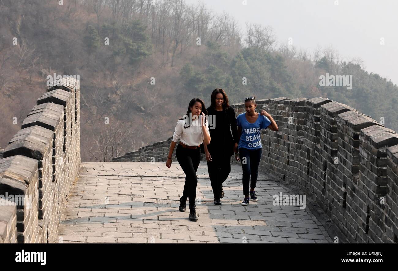 Pechino, Cina. 23 Mar, 2014. Stati Uniti La First Lady Michelle Obama (C) e le sue figlie Malia (L) e Sasha visita la sezione Mutianyu della Grande Muraglia a Pechino Capitale della Cina, 23 marzo 2014. Credito: Ding Lin/Xinhua/Alamy Live News Foto Stock